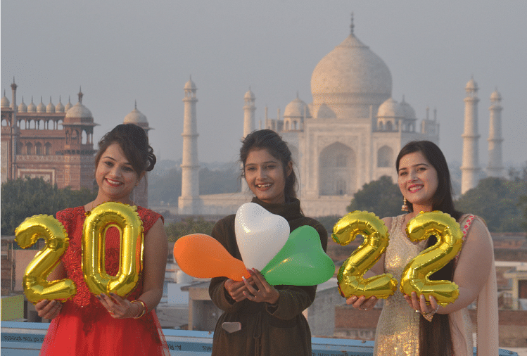 Bonne année 2022 Célébration dans les hôtels et les centres commerciaux d’Agra – Nouvel An 2022: Célébration et gaieté… Début du Nouvel An, de nombreux hôtels sur le toit, feu d’artifice après 12h