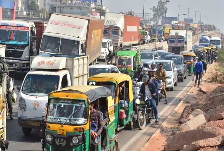 Embouteillage lourd sur l’autoroute de Delhi à Agra pour le nouvel an 2022