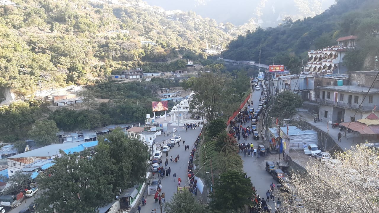 यात्रियों की भीड़ की तस्वीरें
