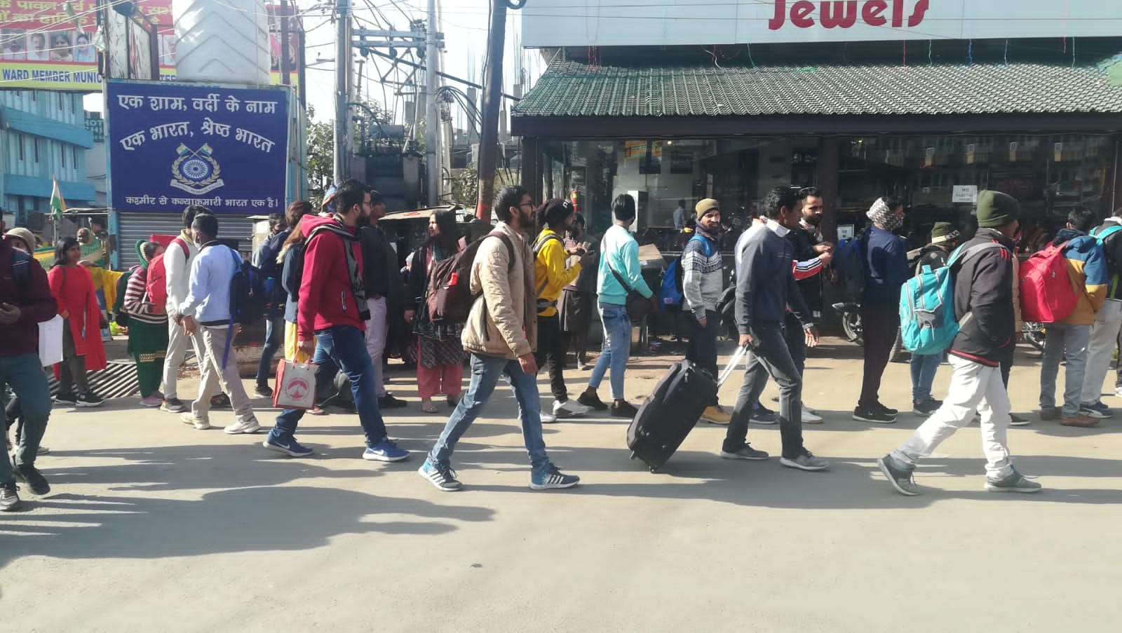 यात्रियों की भीड़ की तस्वीरें