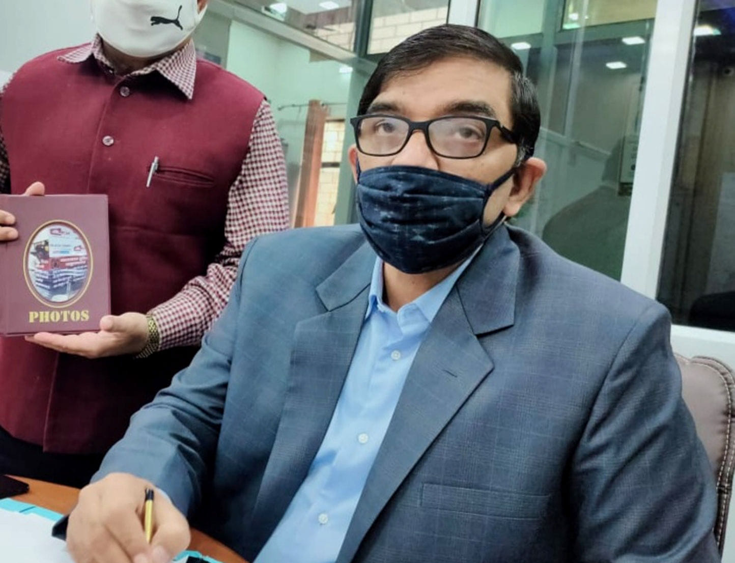 नववर्ष पर अपने कार्यालय में काम करते नगर आयुक्त ज्ञानेन्द्र सिंह