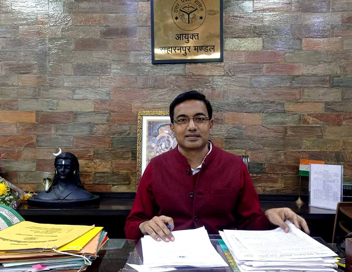 अपने कार्यालय में नववर्ष पर फाईल को चेक करते कमिश्नर लोकेश एम