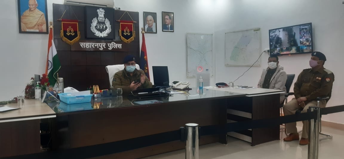 अपने कार्यालय में नववर्ष पर विभिन्न मामलो को लेकर वार्ता करते एसएसपी अकाश तोमर