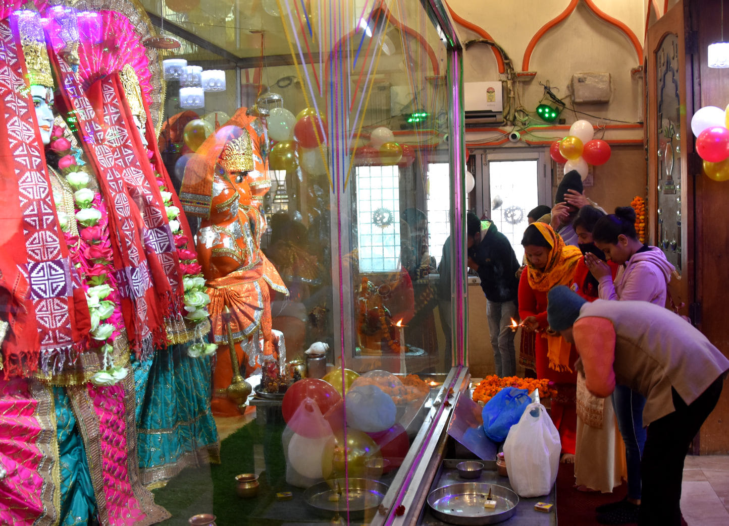 नववर्ष पर हनुमान मन्दिर में पूजा अर्चना कर कार्य का शुभारंभ करते लोग