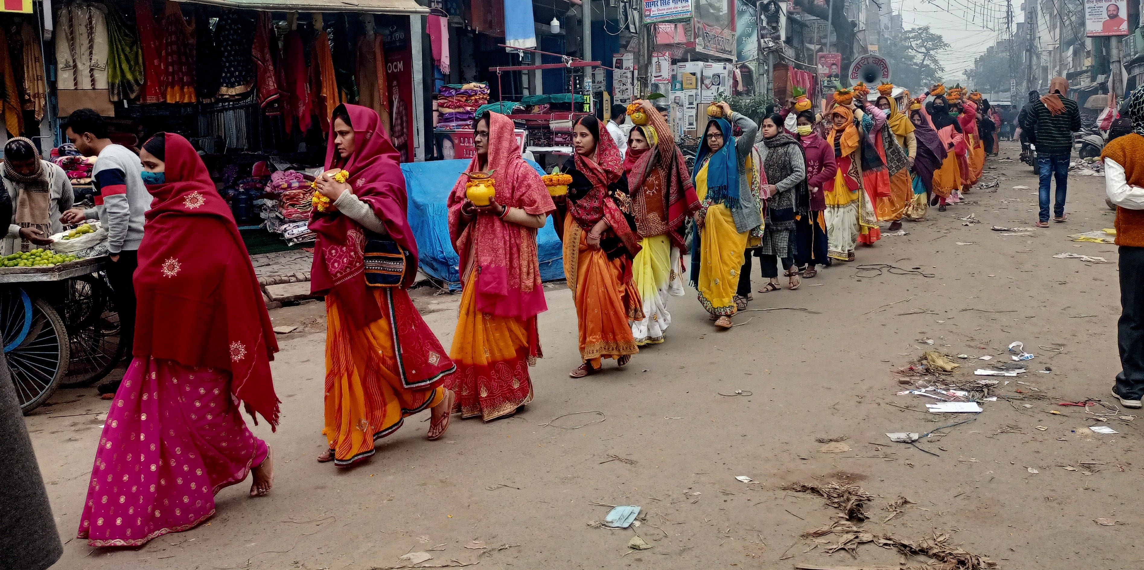 गायत्री शक्तिपीठ परिसर में आयोजित यज्ञ के लिए निकाली गई कलश यात्रा में शामिल श्रद्धालु महिलाएं। गायत्री शक्तिपीठ परिसर में आयोजित यज्ञ के लिए निकाली गई कलश यात्रा में शामिल श्रद्धालु महिलाएं।