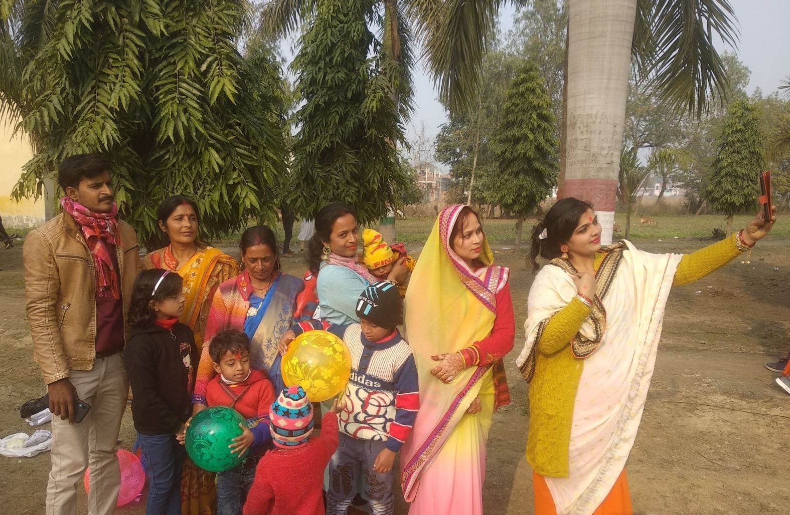 अंबेडकरनगर जिला मुख्यालय स्थित पार्क में नववर्ष के मौके पर सेल्फी लेतीं महिलाएं। अंबेडकरनगर जिला मुख्यालय स्थित पार्क में नववर्ष के मौके पर सेल्फी लेतीं महिलाएं।