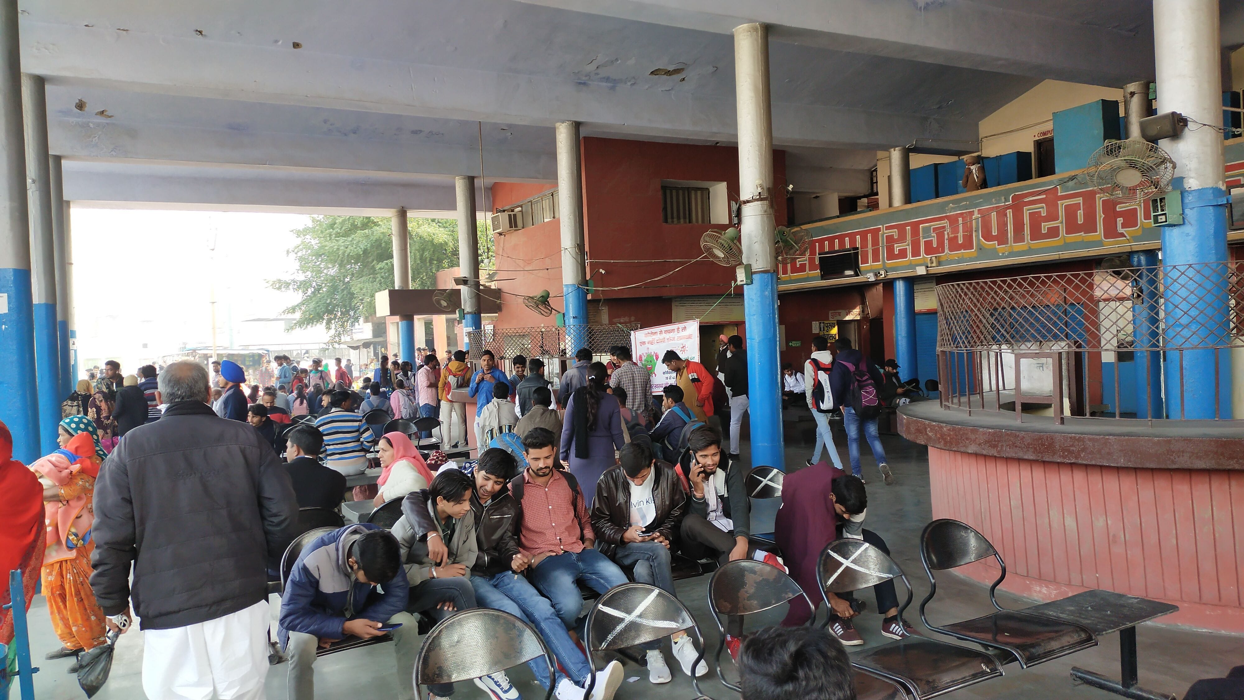 फतेहाबाद के बस स्टैंड पर बैठे यात्री, जहां पर टीकाकरण रिपोर्ट को लेकर चेकिंग नहीं मिली। फतेहाबाद के बस स्टैंड पर बैठे यात्री, जहां पर टीकाकरण रिपोर्ट को लेकर चेकिंग नहीं मिली।