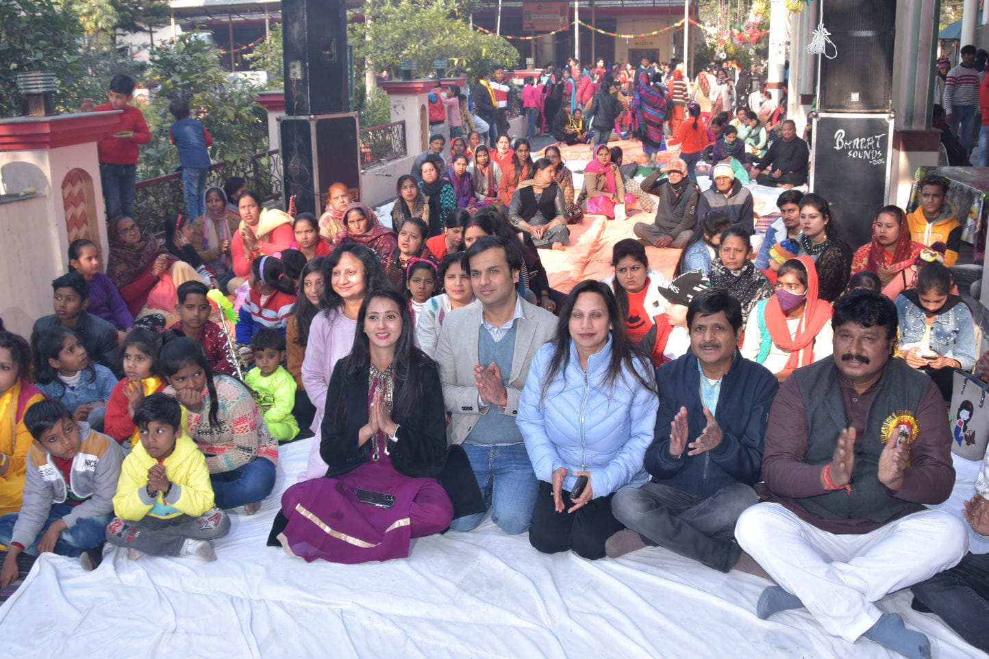 बेहट रोड़ स्थित साई मन्दिर में आयोजित साई संध्या में भाग लेते श्रद्घालु
