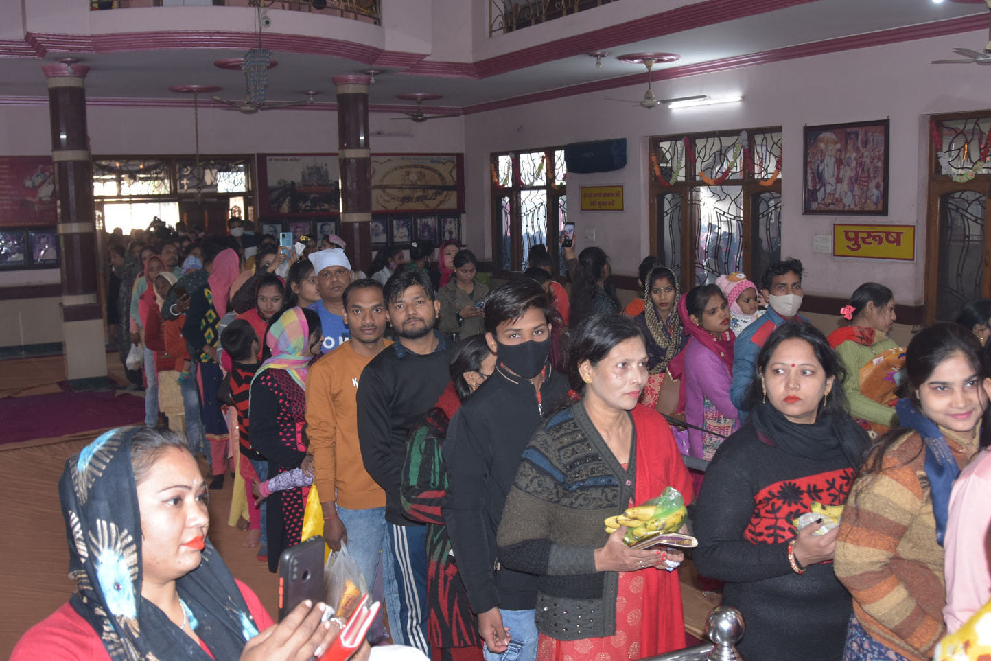 नववर्ष पर बेहट़ रोड़ साई मन्दिर में लगी श्रद्घालु की भीड़
