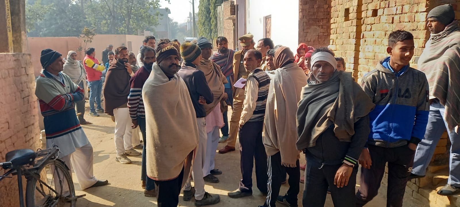 धर्मवीर के मकान के बाहर लगी लोगों की भीड़ धर्मवीर के मकान के बाहर लगी लोगों की भीड़
