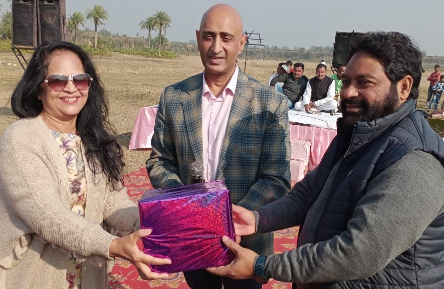 नजीबाबाद में आर्ट ऑफ लिविंग की मिथलेश को सम्मानित करते विधायक तसलीम अहमद।