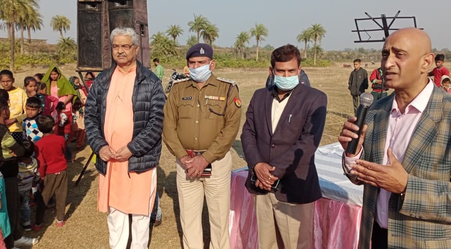 नजीबाबाद के सांस्कृतिक महोत्सव में बोलते सेवानिवृत्त राजदूत संदीप कुमार।