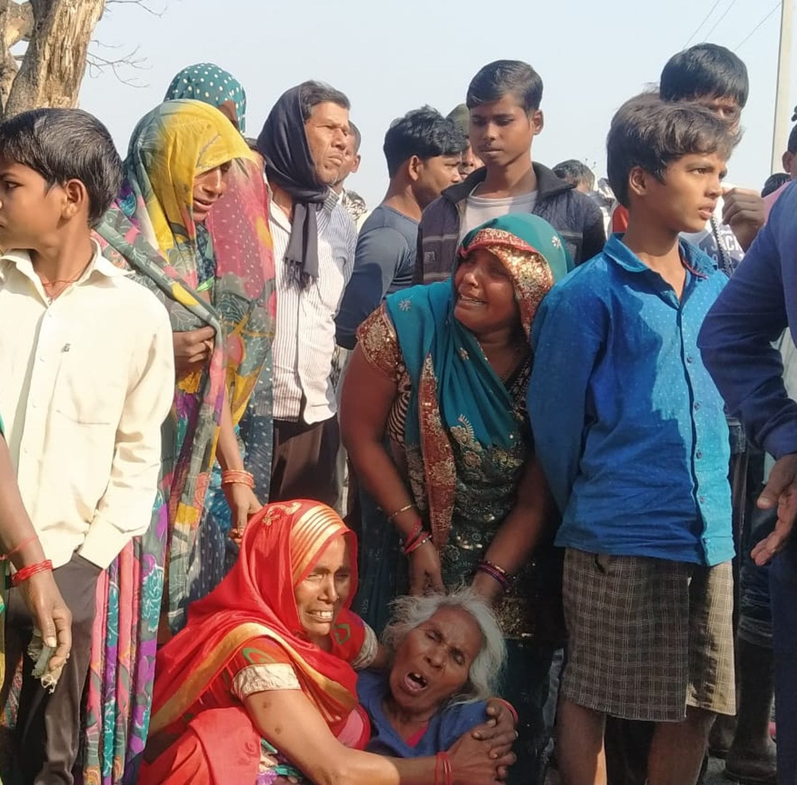 गांव बीबीपुर में घटनास्थल पर रोते बिलखते प्रदीप के परिजन। संवाद गांव बीबीपुर में घटनास्थल पर रोते बिलखते प्रदीप के परिजन। संवाद