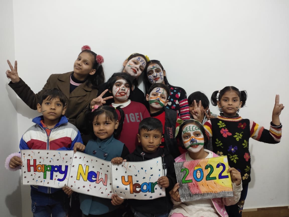 नव वर्ष पर खुशी का इंजहार करते बच्चे। संवाद नव वर्ष पर खुशी का इंजहार करते बच्चे। संवाद