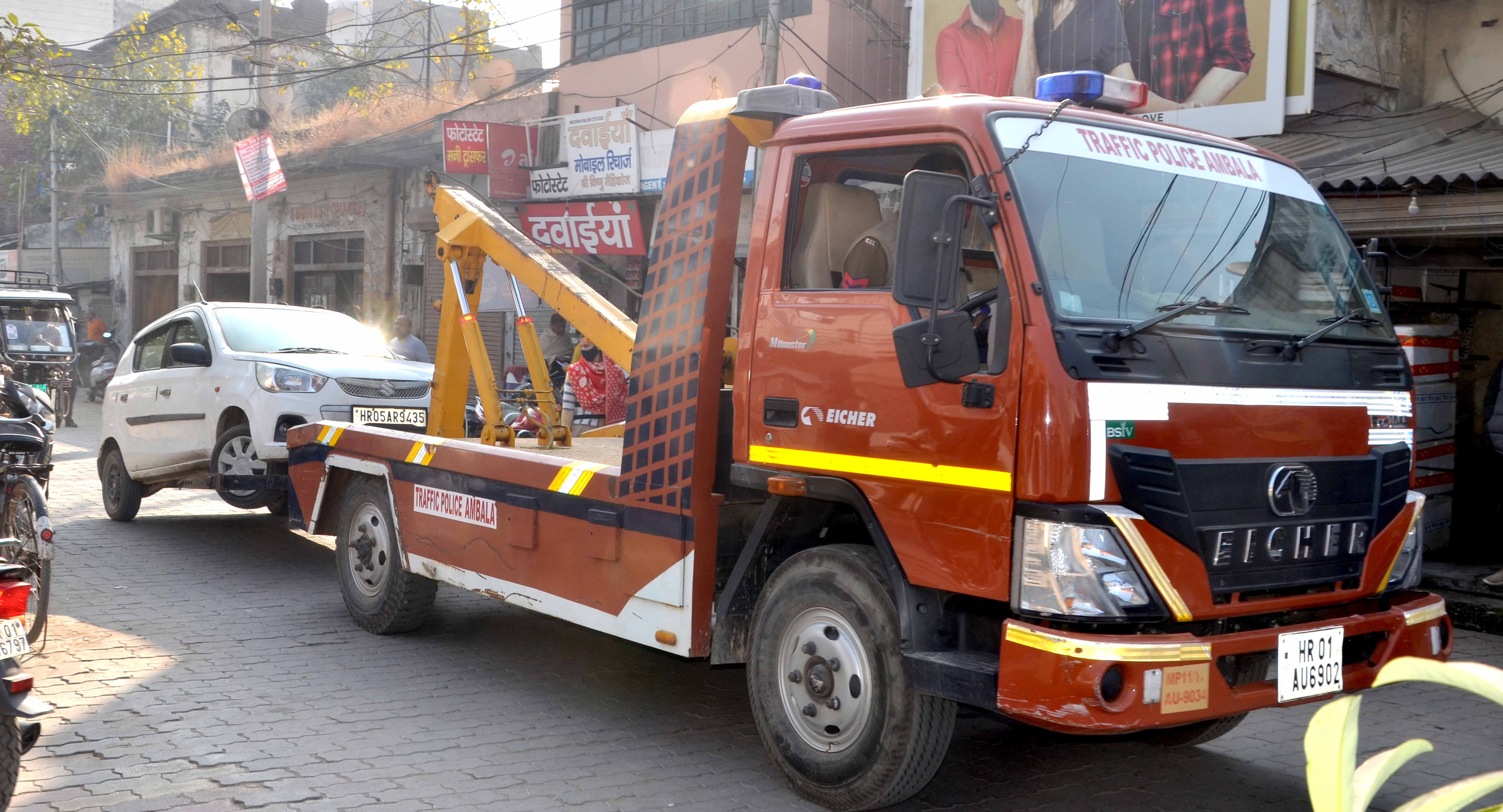 सिटी के रेलवे रोड पर अवैध पार्किंग में खड़ी कार को लेकर जाते ट्रेफिक पुलिसकर्मी। सिटी के रेलवे रोड पर अवैध पार्किंग में खड़ी कार को लेकर जाते ट्रेफिक पुलिसकर्मी।