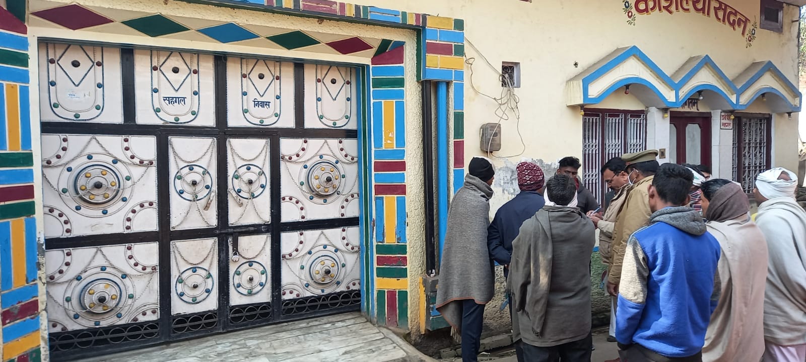 विनीत सहगल का बंद पड़ा मकान और ग्रामीणों की भीड़ विनीत सहगल का बंद पड़ा मकान और ग्रामीणों की भीड़