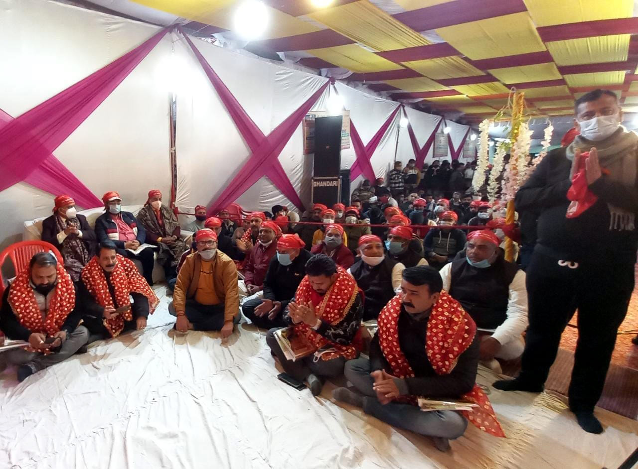 मां की चौकी में झलकी पैश करते कलाकार व चौकी में बैठे भक्त मां की चौकी में झलकी पैश करते कलाकार व चौकी में बैठे भक्त