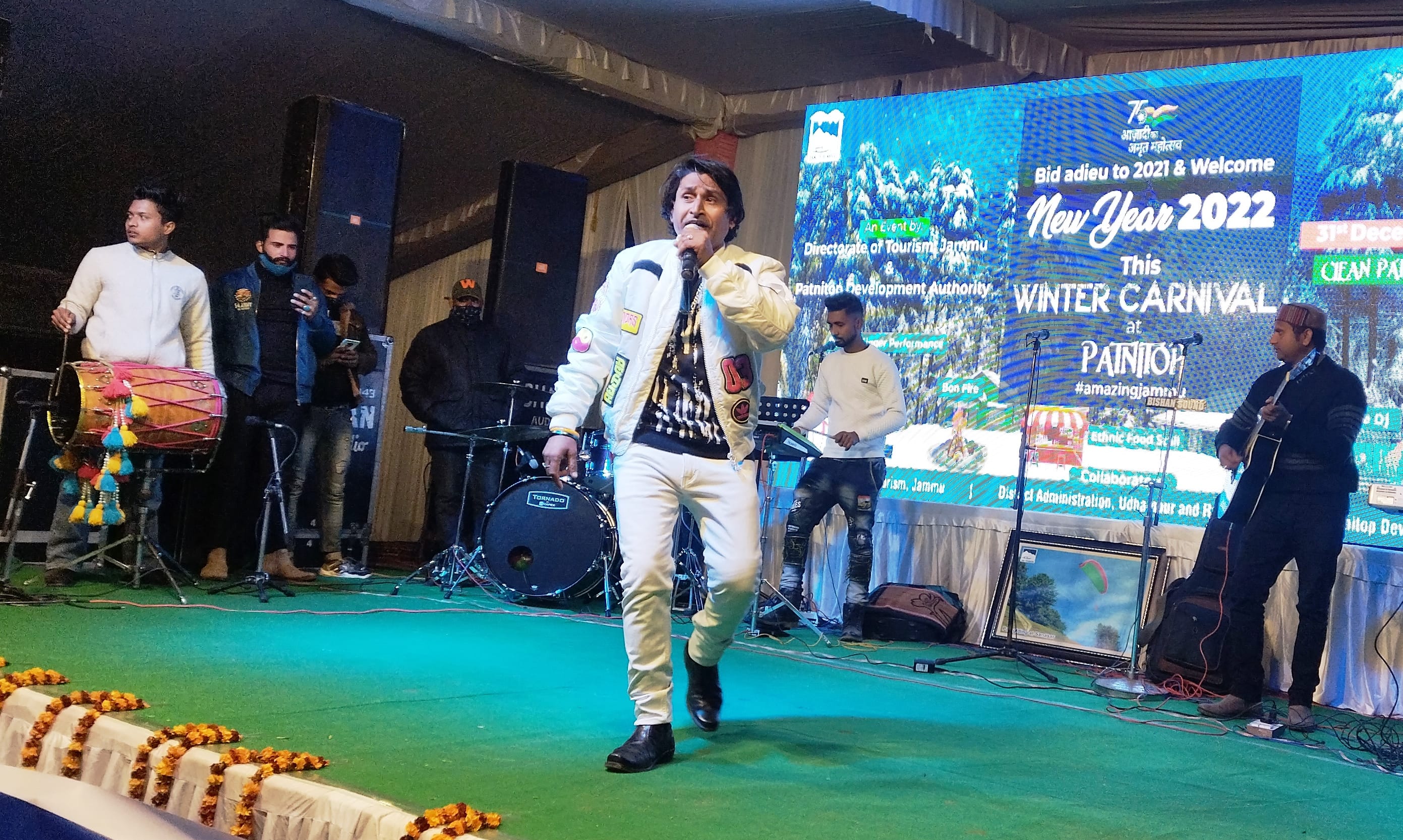 विंटर कार्निवल कार्यक्रम में प्रस्तुति पेश करते कलाकार कार्यक्रम में भाग लेते हुए अतिथि गण तथा ? विंटर कार्निवल कार्यक्रम में प्रस्तुति पेश करते कलाकार कार्यक्रम में भाग लेते हुए अतिथि गण तथा ?