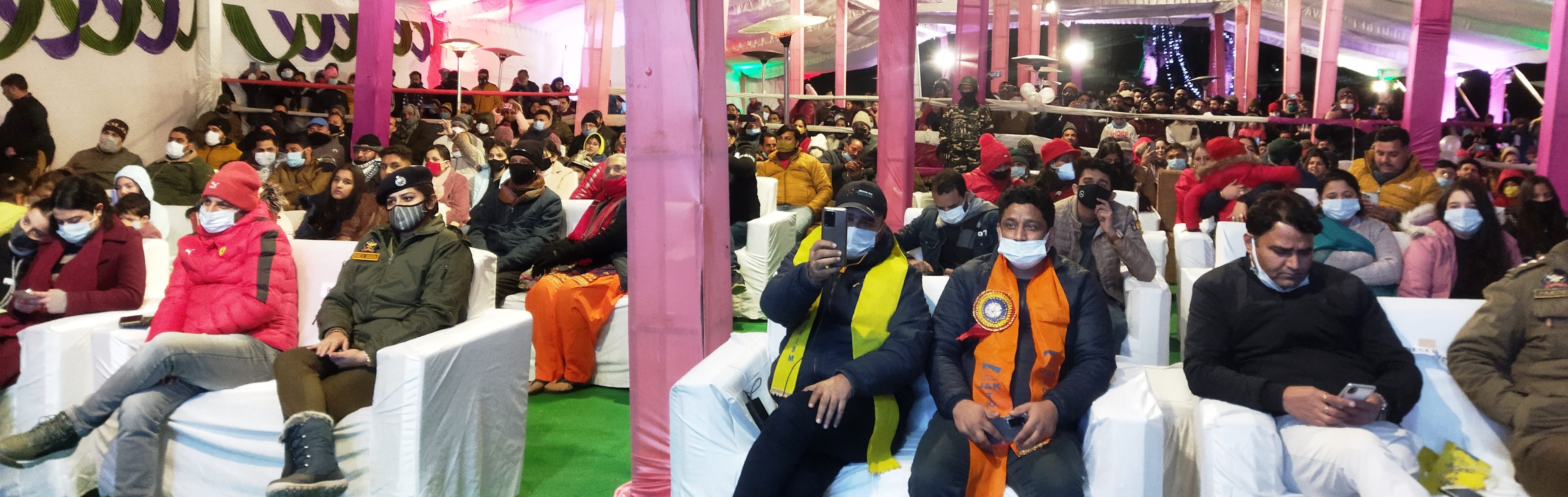 विंटर कार्निवल कार्यक्रम में प्रस्तुति पेश करते कलाकार कार्यक्रम में भाग लेते हुए अतिथि गण तथा ? विंटर कार्निवल कार्यक्रम में प्रस्तुति पेश करते कलाकार कार्यक्रम में भाग लेते हुए अतिथि गण तथा ?