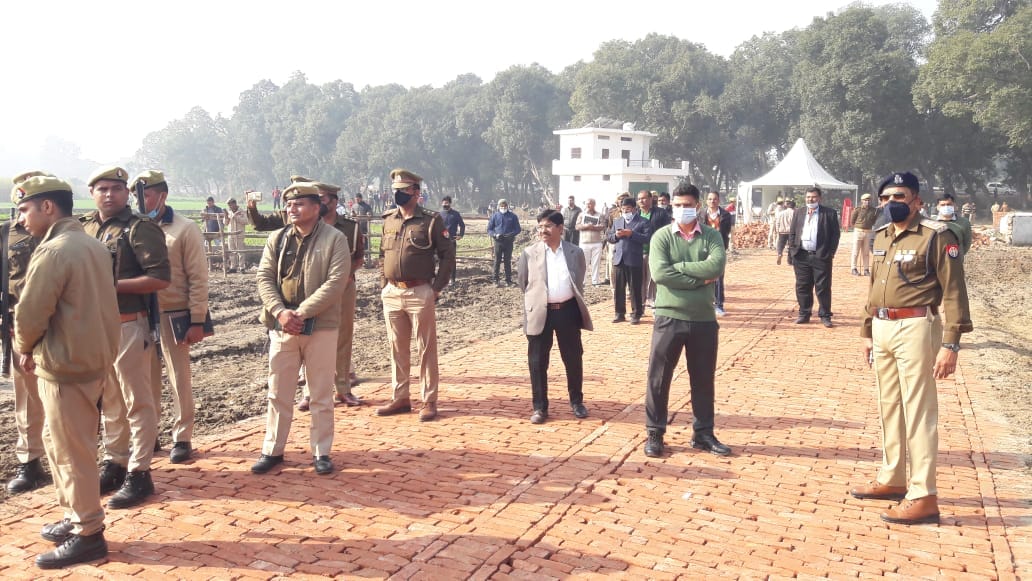 मुजफ्फरनगर : खेड़ी राजपूतान गांव में हेलिपैड के निर्माण कार्य के दौरान मौजूद पुलिस। मुजफ्फरनगर : खेड़ी राजपूतान गांव में हेलिपैड के निर्माण कार्य के दौरान मौजूद पुलिस।