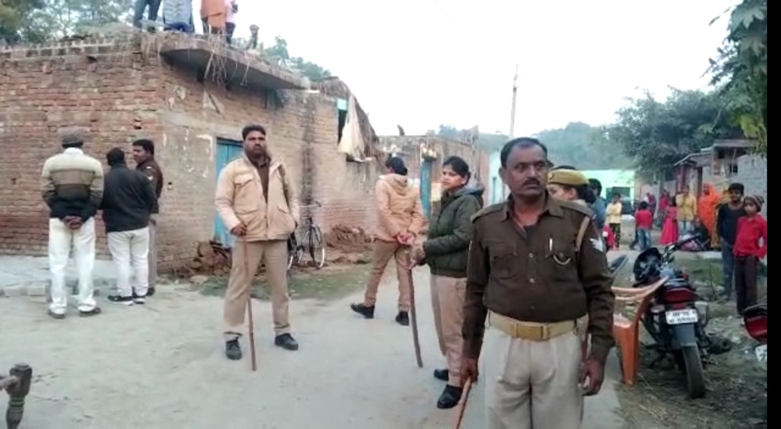 गांव नगला हूसा में तैनात पुलिस कर्मी। संवाद