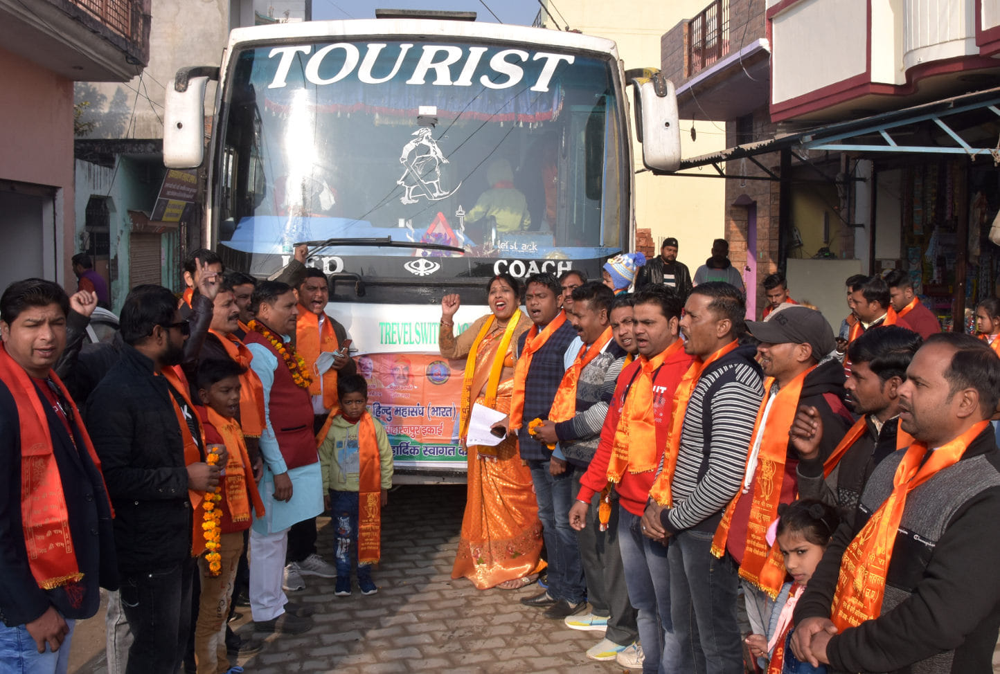 विश्व हिन्दु महासंघ द्वारा वर्धमान कॉलोनी से नववर्ष पर श्रद्घालुओ को शाकंभरी दर्शन के लिये ले ज?