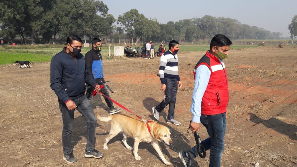 मुजफ्फरनगर : खेड़ी राजपूतान गांव में हेलिपैड पर जांच करती डॉग स्क्वॉड टीम।। मुजफ्फरनगर : खेड़ी राजपूतान गांव में हेलिपैड पर जांच करती डॉग स्क्वॉड टीम।।