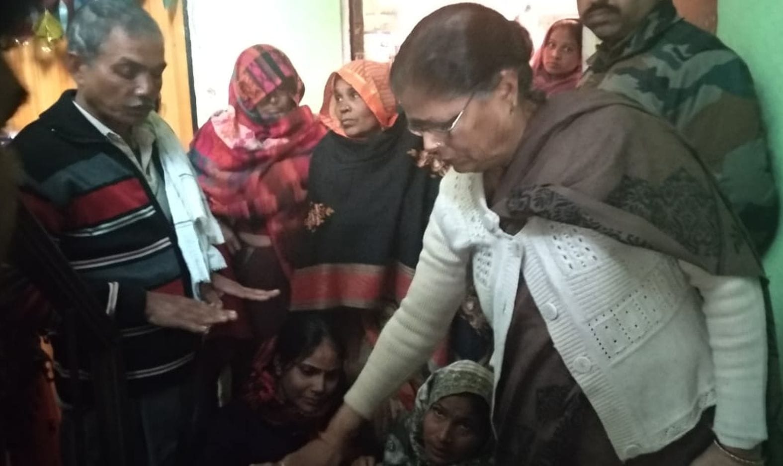 कांशीराम कालोनी में गमगीन खड़े रिश्तेदार। संवाद कांशीराम कालोनी में गमगीन खड़े रिश्तेदार। संवाद