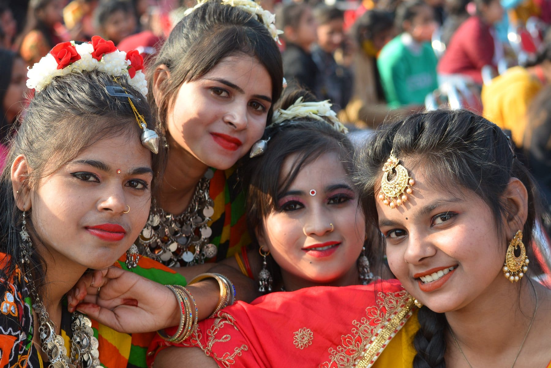 मुजफ्फरनगर में नव वर्ष पर उमंग,उल्लास के साथ एक दूसरे को शुभाकामनाएं देती युवतियां। मुजफ्फरनगर में नव वर्ष पर उमंग,उल्लास के साथ एक दूसरे को शुभाकामनाएं देती युवतियां।