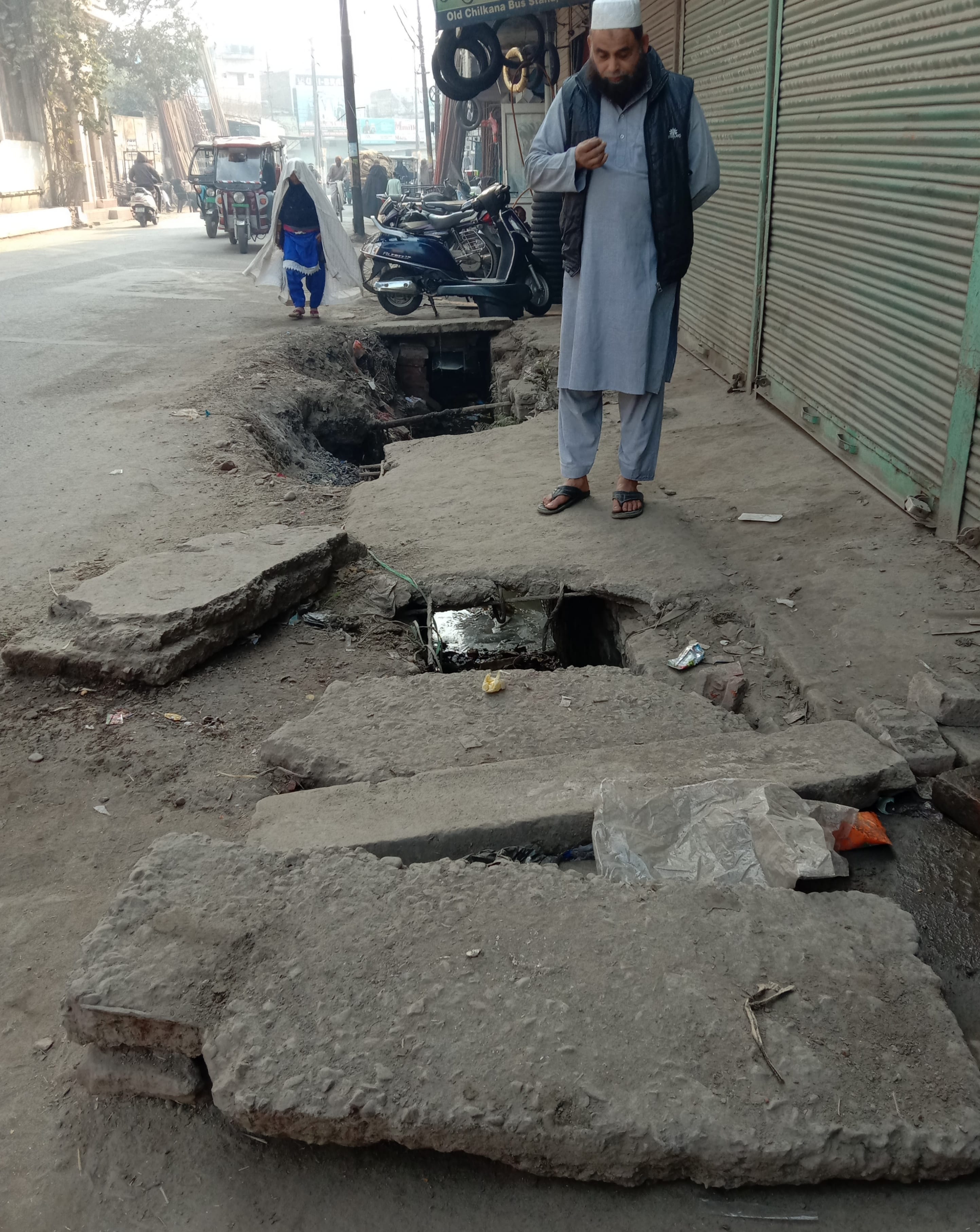 वार्ड 49 में टूटे नाले के ढक्कन।