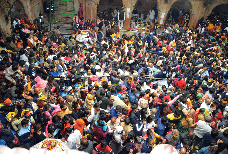 Ribuan Penyembah Berkumpul Di Vihara Banke Bihari Vrindavan
