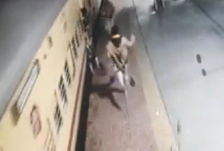 Madhya Pradesh: Wanita Telah Naik Kereta yang Salah Di Stasiun Khandwa, Ketika Dia Tahu, Melompat Dari Kereta yang Bergerak, Orang-orang Menyelamatkan Orang-orangnya Terselamatkan