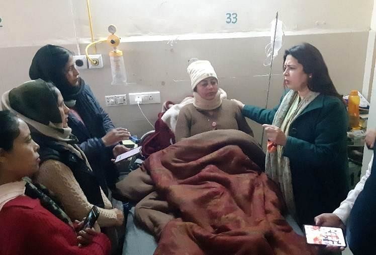 Meenakshi Lekhi Bertemu Amandeep Kaur Di Rumah Sakit Di Amritsar