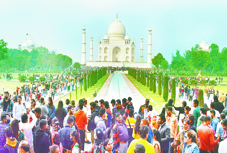 Plus de 32 000 touristes ont visité le Taj Mahal dimanche
