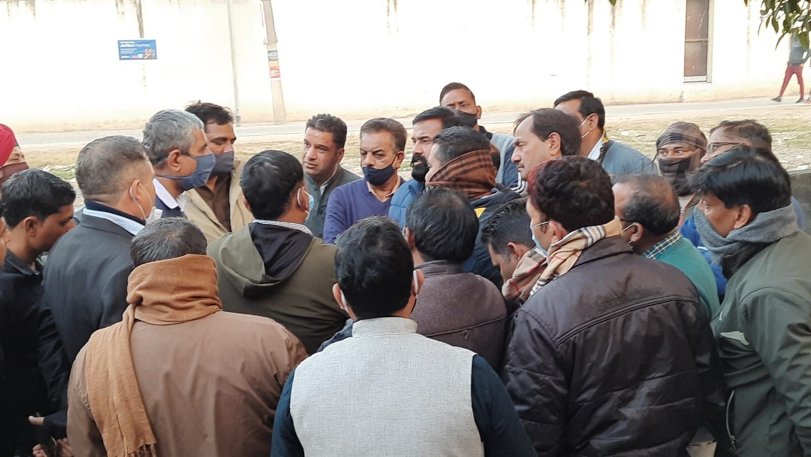 अतिथि अध्यापकों से बातचीत करते एसडीएम सुशील कुमार। संवाद अतिथि अध्यापकों से बातचीत करते एसडीएम सुशील कुमार। संवाद