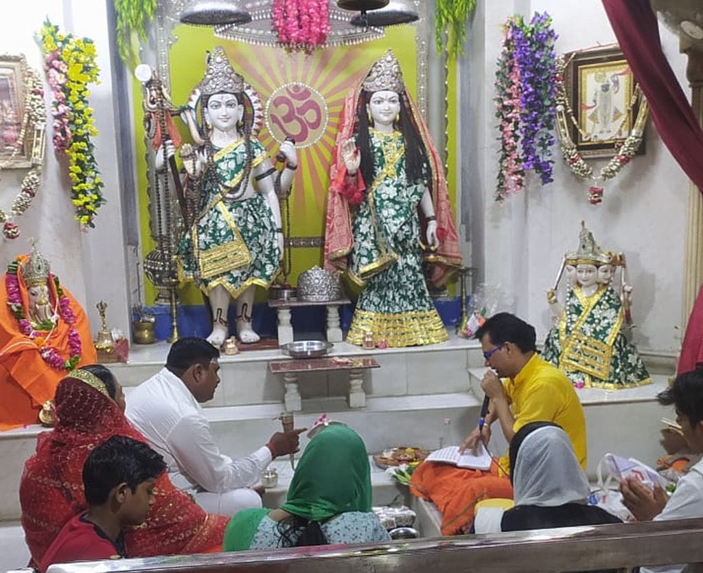 नववर्ष के अवसर पर मंदिरों में पूजा करते श्रद्धालु।संवाद