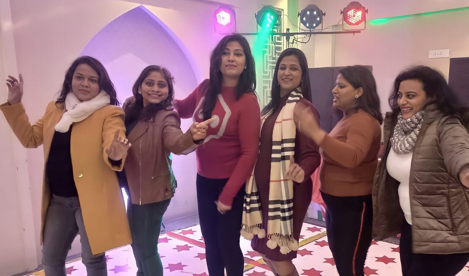 नववर्ष के अवसर पर डांस करती महिलाएं। संवाद