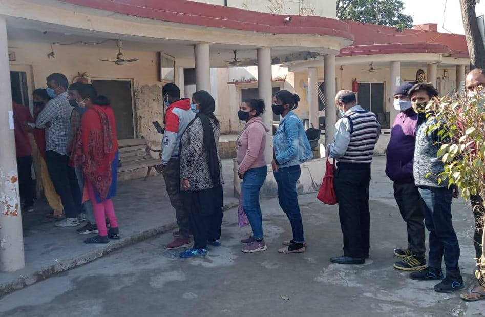 अंबाला छावनी स्थित संत निवास में वैक्सीन लगवाने के लिए लाइन में लगे लोग। अंबाला छावनी स्थित संत निवास में वैक्सीन लगवाने के लिए लाइन में लगे लोग।