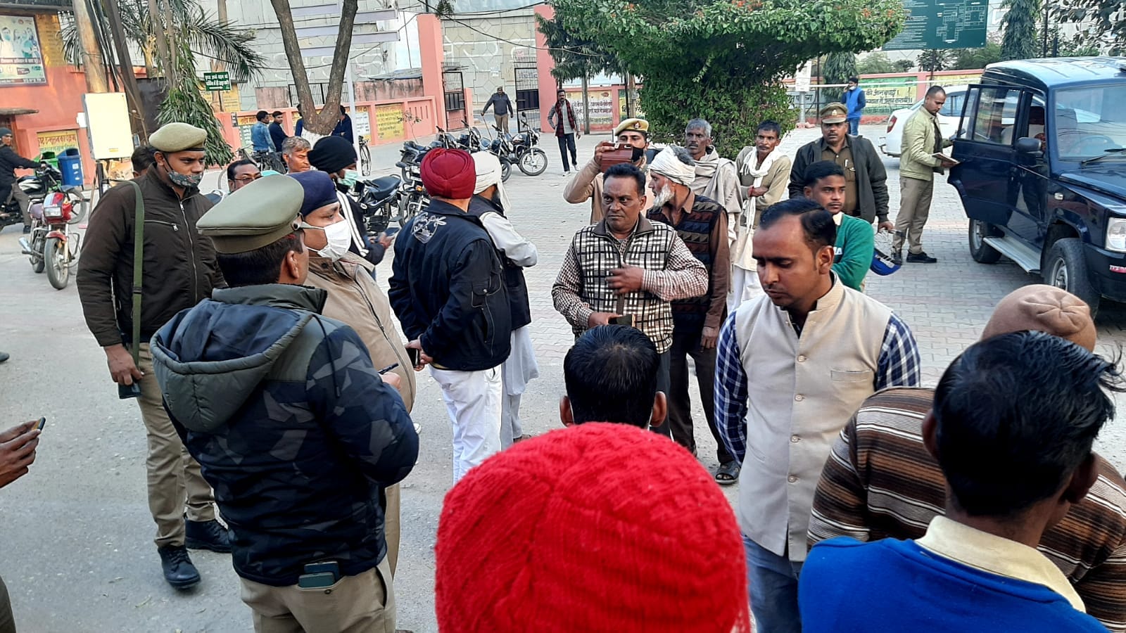 अस्पताल के बाहर पुलिस व ग्रामीण अस्पताल के बाहर पुलिस व ग्रामीण