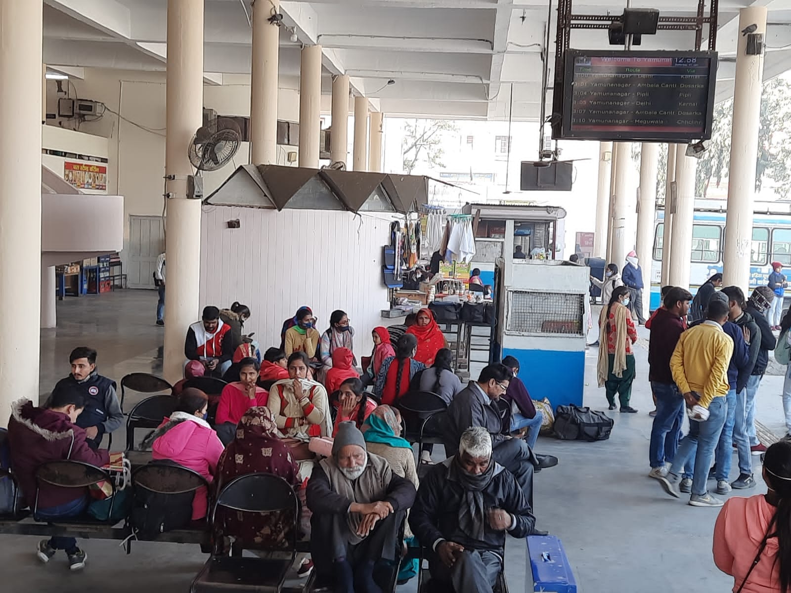 यमुनानगर बस अड्डे पर बिना मास्क के बैठे यात्री।   संवाद