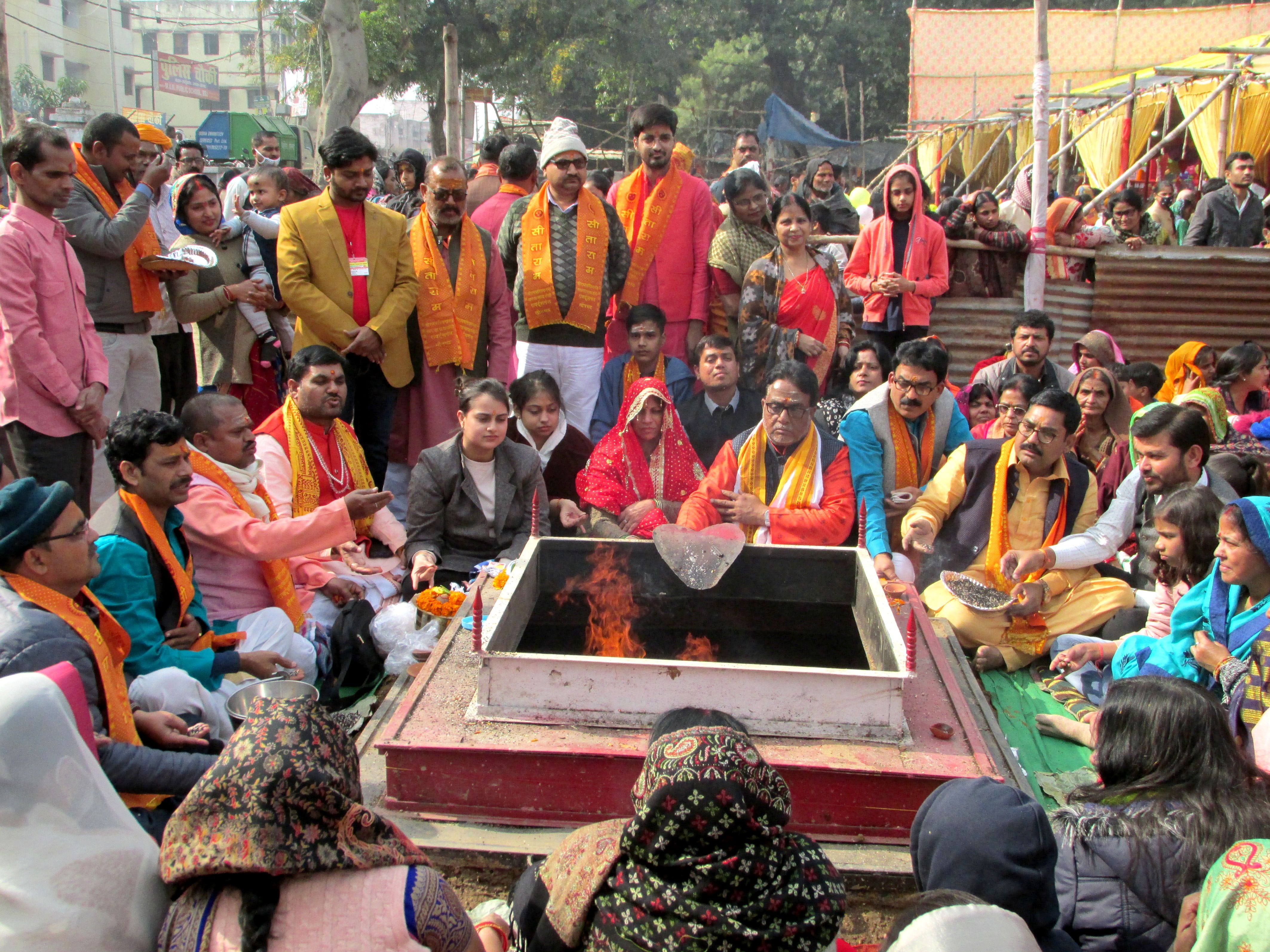 राबर्ट्सगंज आरटीएस क्लब में श्रीराम चरित मानस नवाह्न पाठ महायज्ञ में हवन पुजन करते लोग।