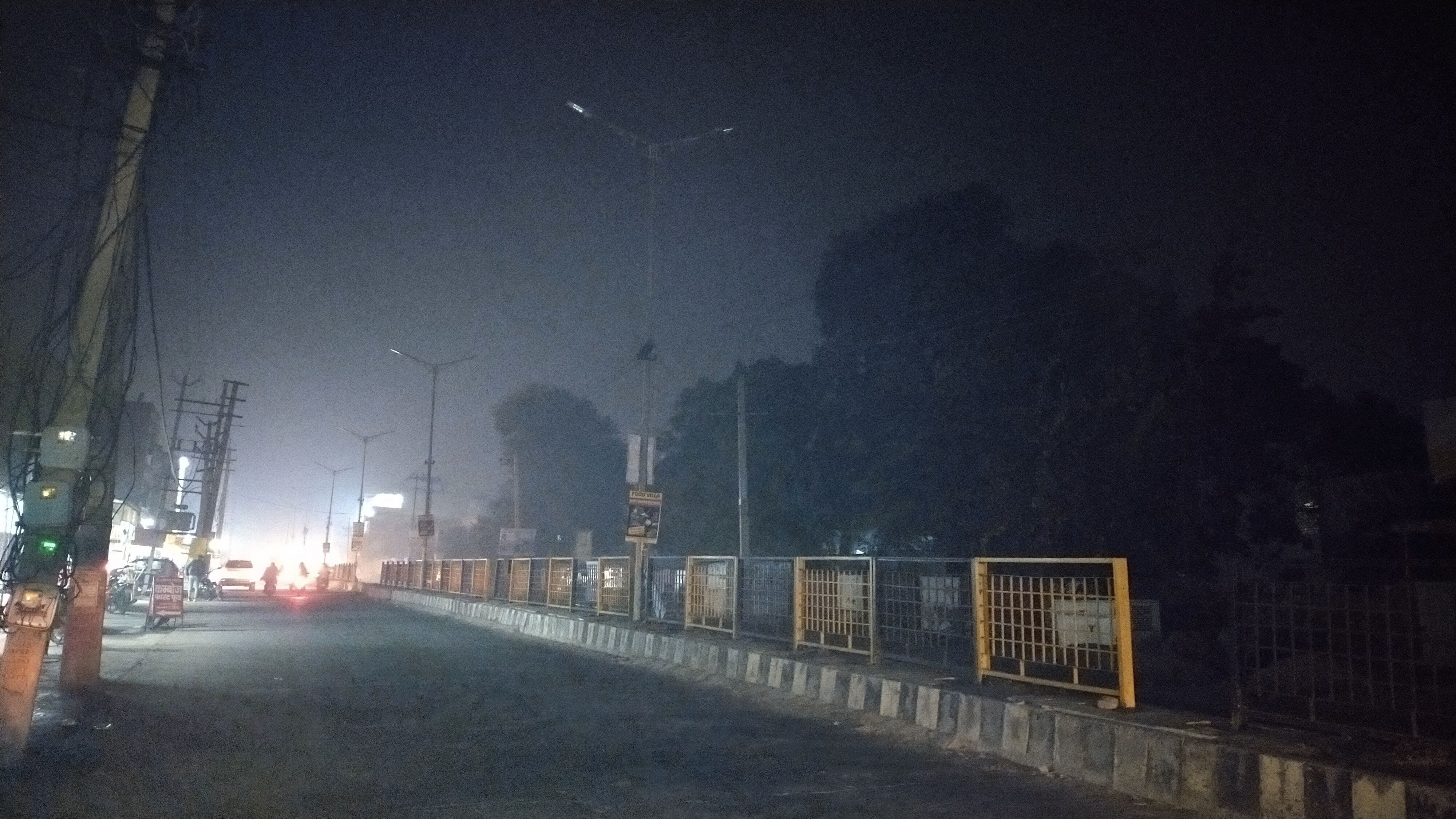 फतेहाबाद में भट्टू रोड पर बंद पड़ी लाइटें। फतेहाबाद में भट्टू रोड पर बंद पड़ी लाइटें।