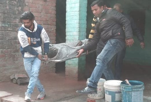 सुभाष को स्ट्रेचर पर बाहर लाते लोग। संवाद सुभाष को स्ट्रेचर पर बाहर लाते लोग। संवाद