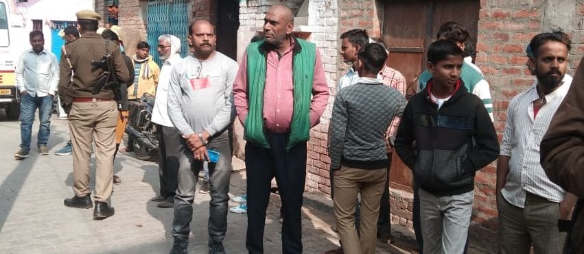 घर के बाहर मौजूद मोहल्ले के लोग। संवाद घर के बाहर मौजूद मोहल्ले के लोग। संवाद