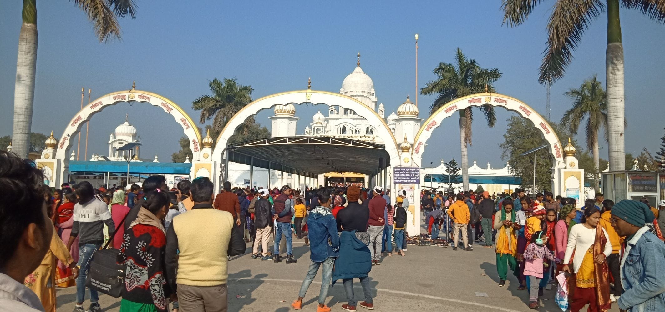 नानकमत्ता में नव वर्ष पर गुरुद्वारा साहिब के दर्शन को उमड़ी संगत की भीड़। नानकमत्ता में नव वर्ष पर गुरुद्वारा साहिब के दर्शन को उमड़ी संगत की भीड़।