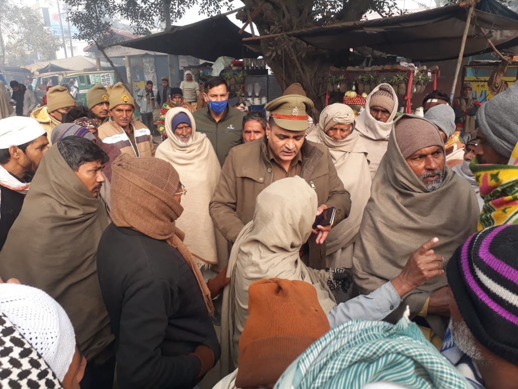 सरसावा में ग्रामीणों को समझा बुझा कर शांत करते थानाध्यक्ष सरसावा में ग्रामीणों को समझा बुझा कर शांत करते थानाध्यक्ष