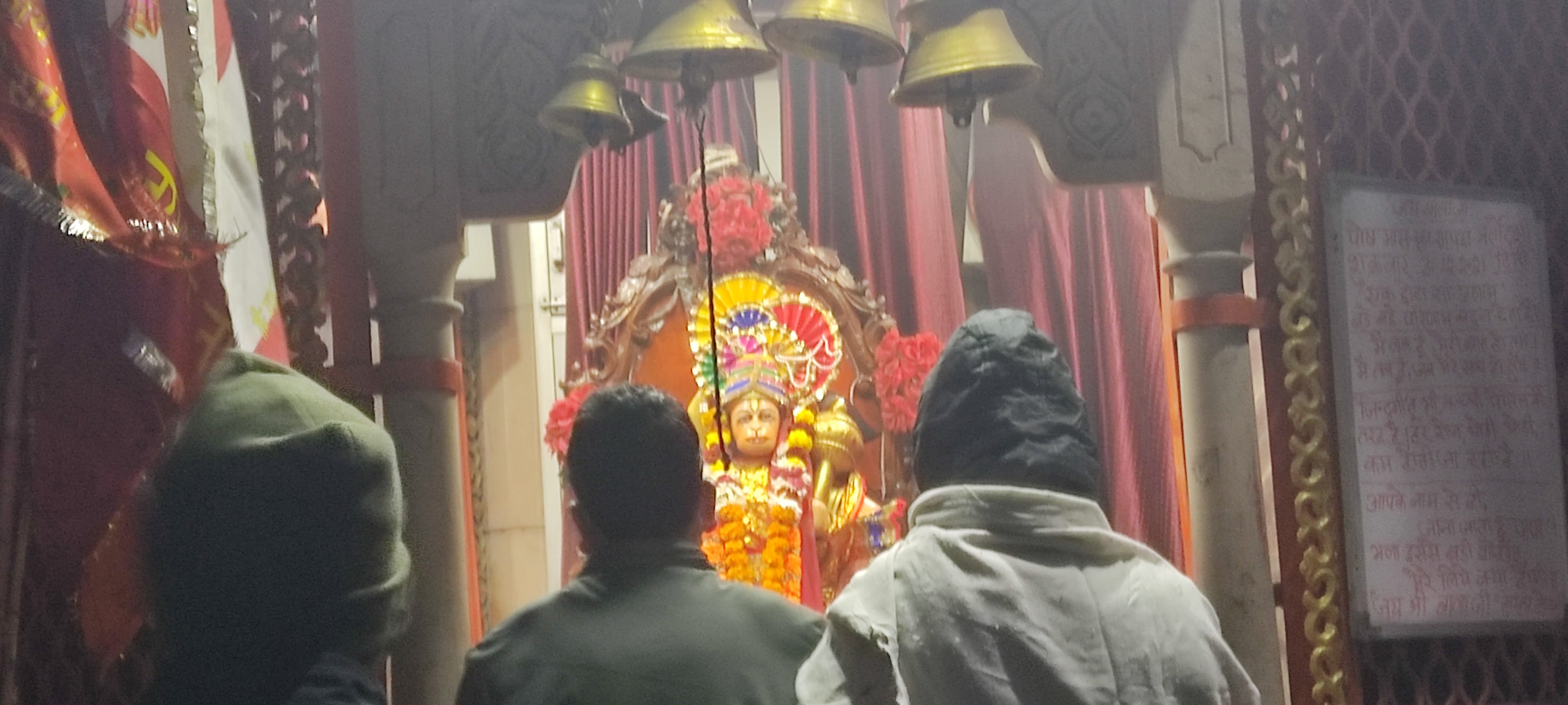 मुजफ्फरनगर के बालाजी चौक पर नव वर्ष की प्रात: पूजा अर्चना करते श्रद्धालु मुजफ्फरनगर के बालाजी चौक पर नव वर्ष की प्रात: पूजा अर्चना करते श्रद्धालु