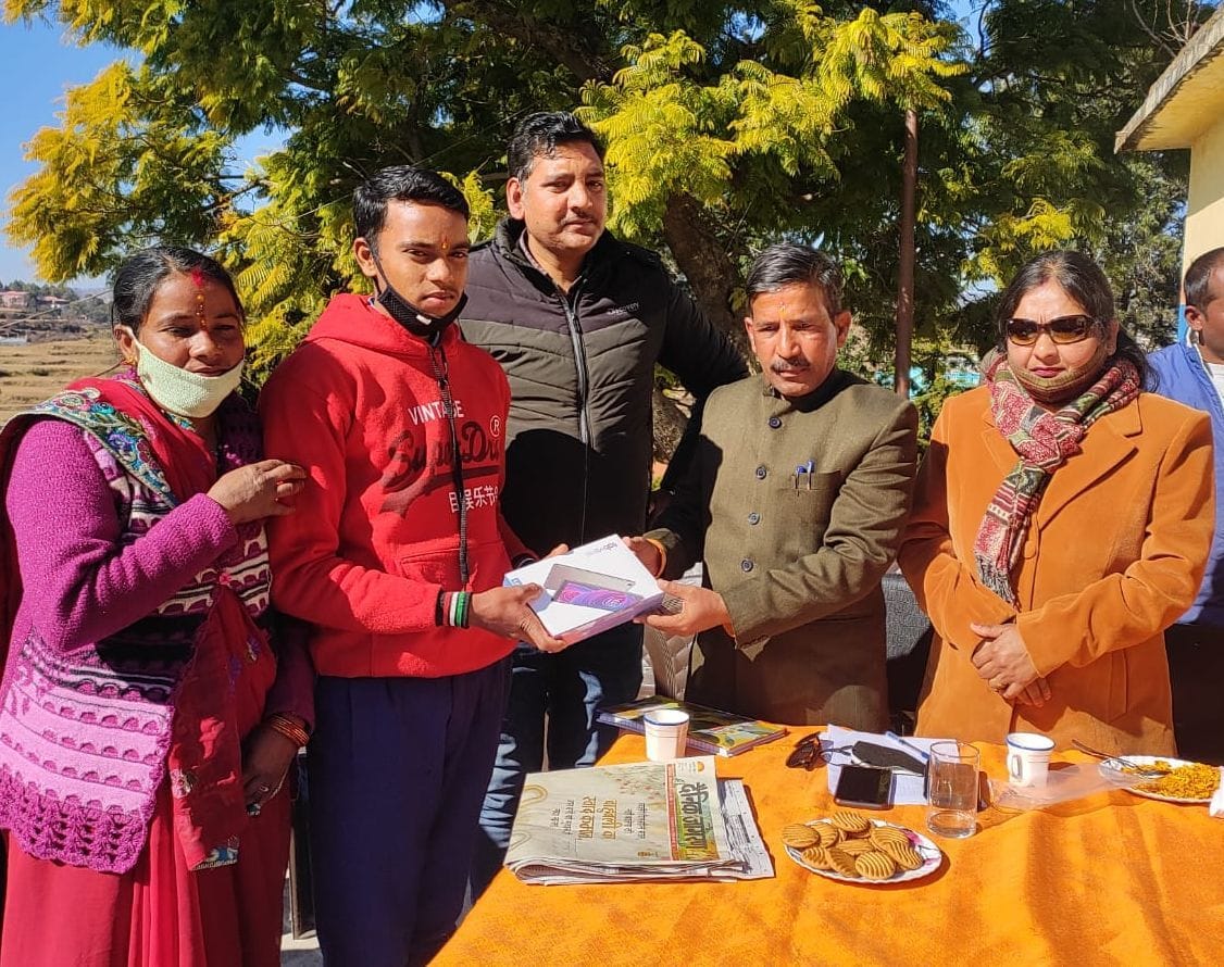 द्वाराहाट में टैबलेट बांटते विधायक प्रतिनिधि और अन्य। संवाद