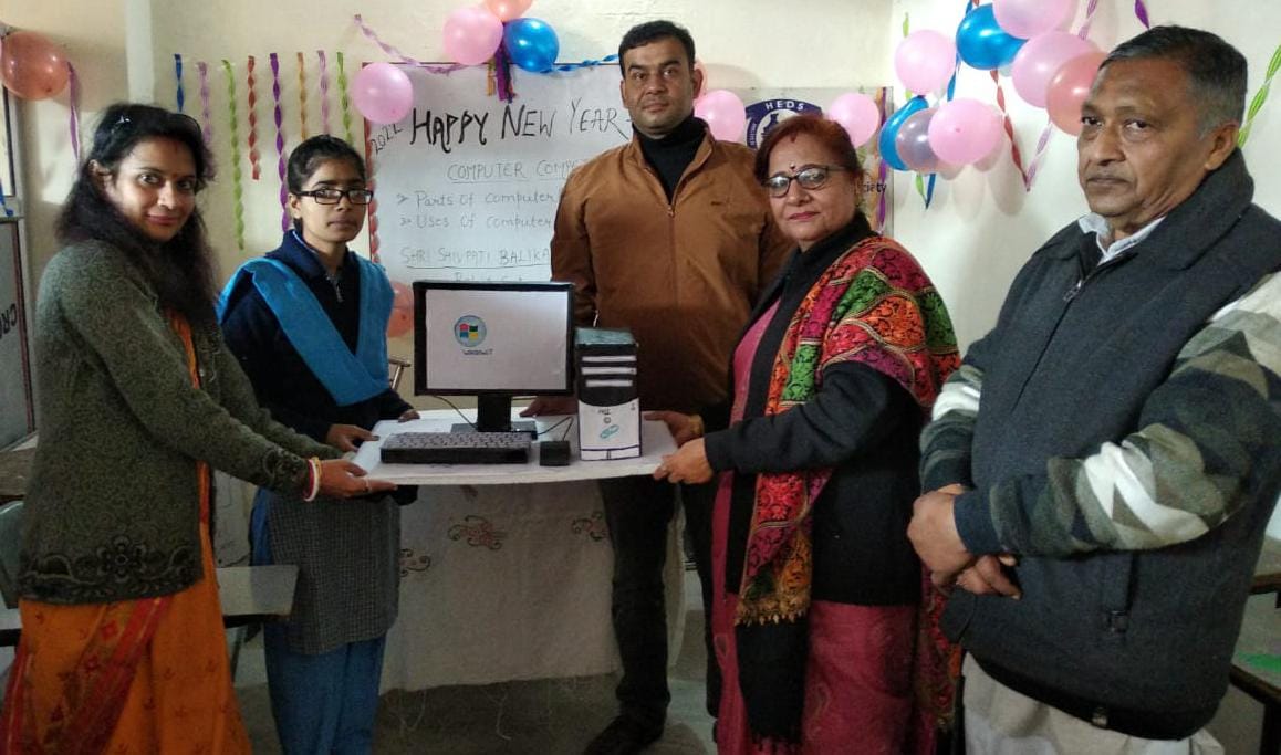 कम्प्यूटर प्रतियोगिता में एक छात्रा द्वारा बनाया कम्प्यूटर का मॉडल कम्प्यूटर प्रतियोगिता में एक छात्रा द्वारा बनाया कम्प्यूटर का मॉडल