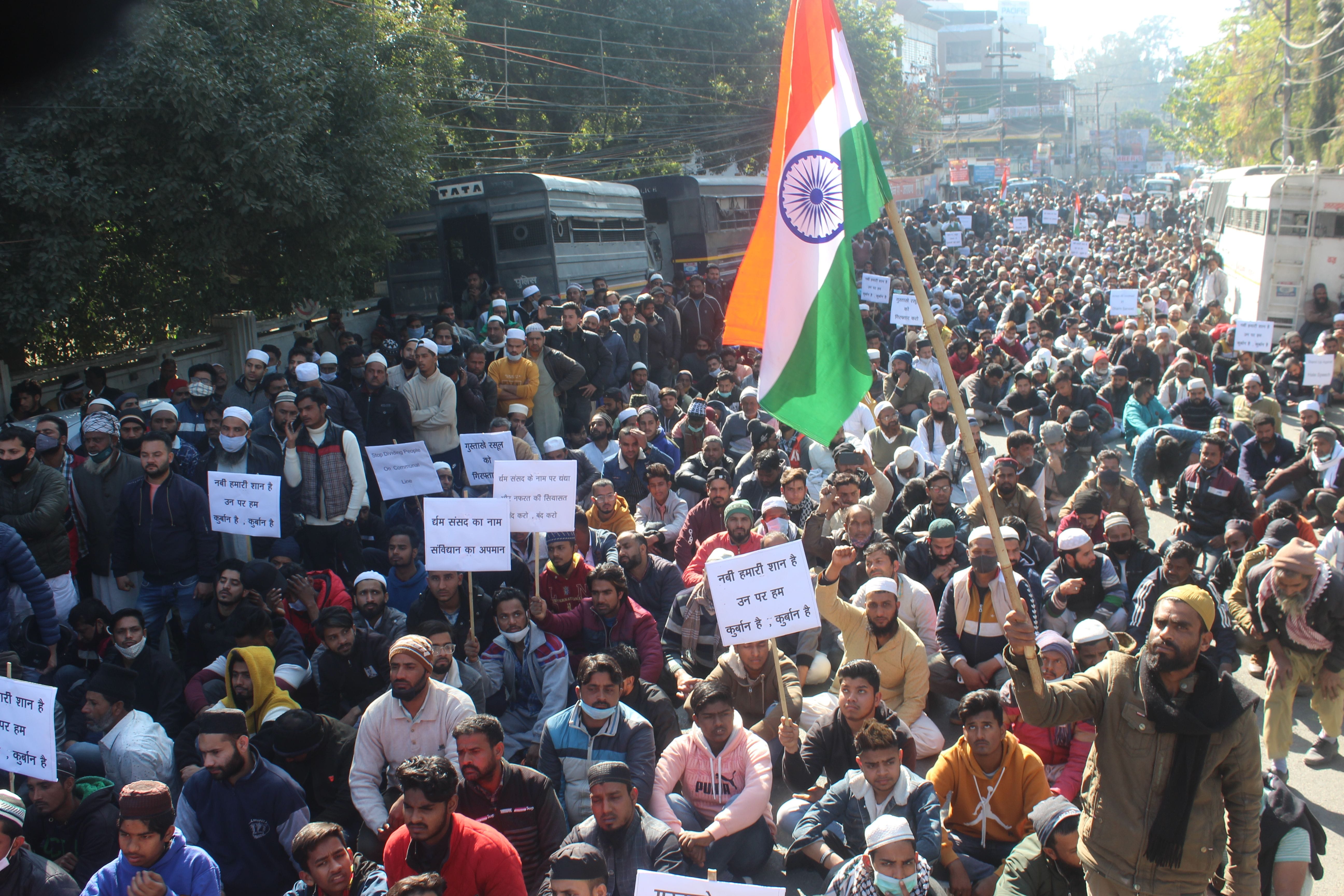 कनक चौक में एकत्रित होकर सचिवालय कूच करने पहुंचे मुस्लिम सेवा संगठन के सदस्यों को पुलिस द्वारा स? कनक चौक में एकत्रित होकर सचिवालय कूच करने पहुंचे मुस्लिम सेवा संगठन के सदस्यों को पुलिस द्वारा स?